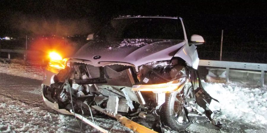 Das Unfallfahrzeug auf der Autobahn.