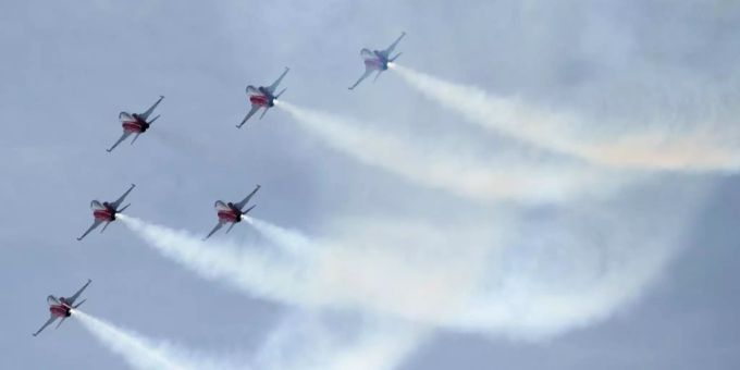 Trotz Nebelschleiern - Patrouille Suisse zeigt am Lauberhorn Flugshow