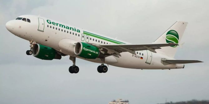 Ein Airbus A319 der deutschen Fluggesellschaft Germania hebt ab.