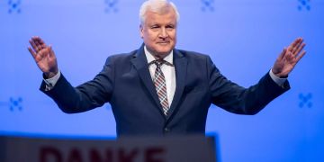 Horst Seehofer bedankt sich auf dem Parteitag.