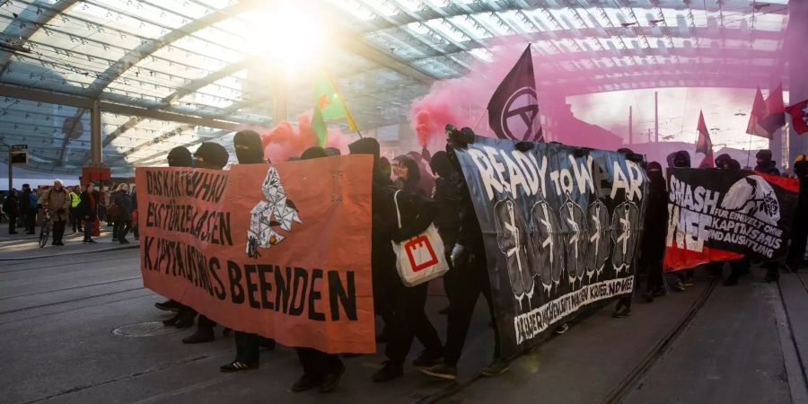 Demonstranten in Bern gegen das WEF.