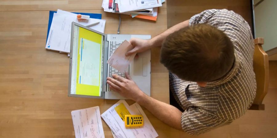 Eine Person sitzt vor einem Computer. Murgenthal.