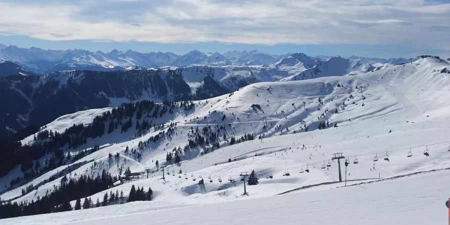 Ein Skigebiet bei Sonnenschein.