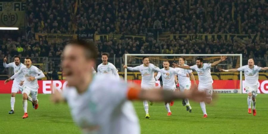 Nach dem entscheidenden Treffer im Elfmeterschiessen laufen die Spieler von Werder Bremen auf den Torschützen Max Kruse (vorn) zu. Foto: Bernd Thissen