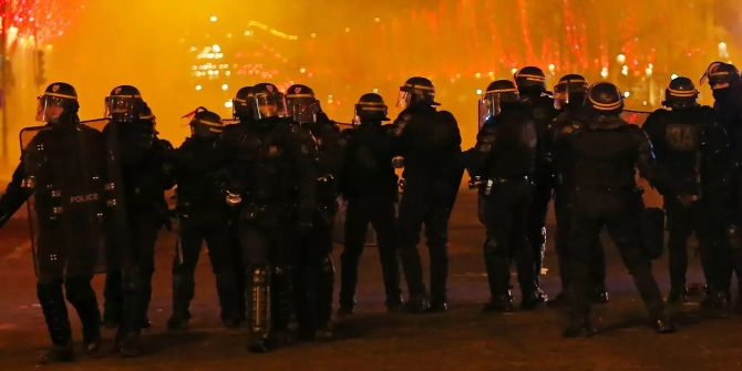 Polizisten stehen auf der Champs-Elysees während der Proteste der «Gel