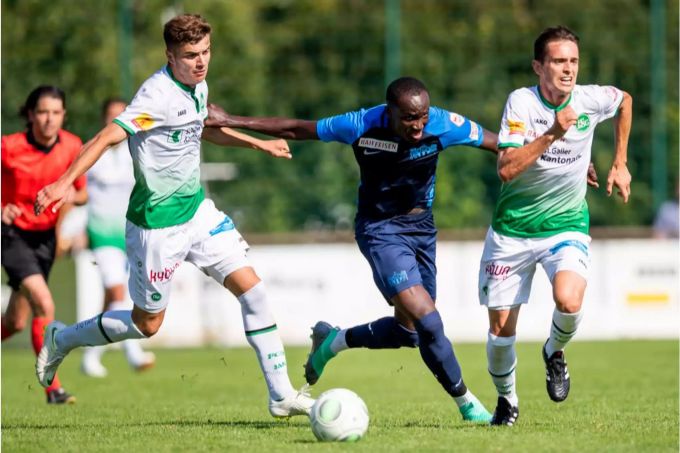 Raphael Dwamena (Mitte) umringt von zwei Spielern des FC St. Gallen. Raphael Dwamena