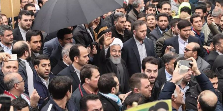 Präsident Hassan Ruhani winkt bei seiner Ankunft zur Grosskundgebung in Teheran. Foto: Saeid Zareian