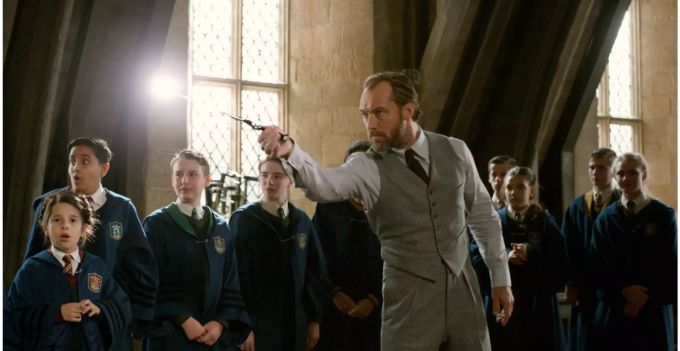 Szene aus «Phantastische Tierwesen» mit Jude Law als Dumbledore. Szene aus «Phantastische Tierwesen»