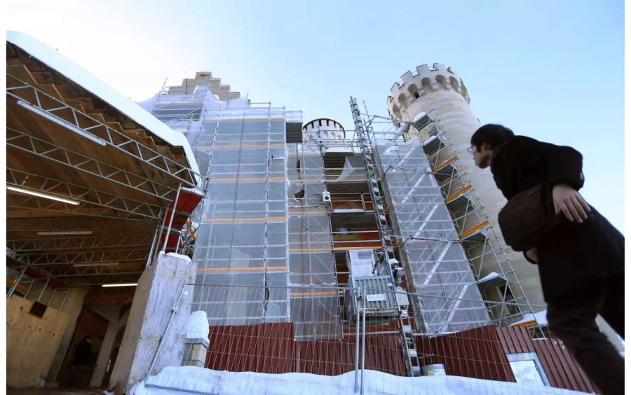 Eingerüstet ist das Torhaus des Schlosses Neuschwanstein.