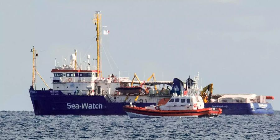 Die italienische Küstenwache nähert sich dem Schiff der Sea-Watch.