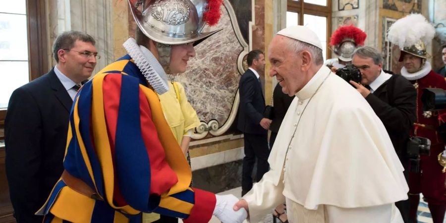 Romano Pelosi bei seiner Vereidigung mit Papst Franziskus.