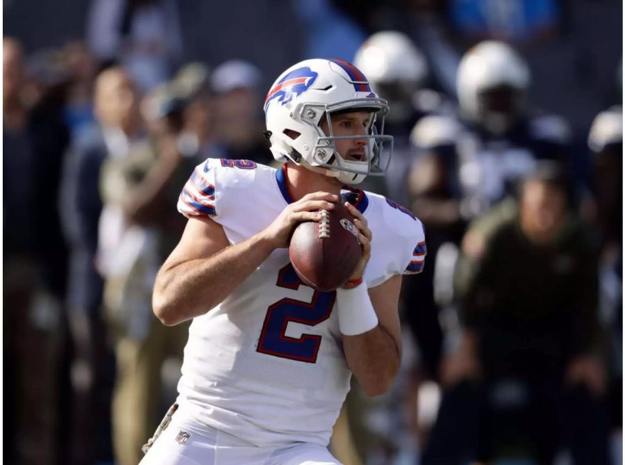 Die Buffalo Bills verkündeten während der Woche, dass Ersatz-Quarterback Nathan Peterman statt Stammspieler Tyrod Taylor spielen wird. Das sorgte bei vielen Experten für Unverständnis. Zurecht: Der Quarterback zeigt ein Start-Debüt zum Vergessen. In der ersten Hälfte wirft er gleich fünf Interceptions und verliert den Ball noch ein weiteres Mal durch einen Fumble. Mit den geworfenen 66 Yards ergibt das ein unterirdisches Quarterback-Rating von 17,9 Prozent! Nach der Pause kommt Taylor für ihn, die Bills verlieren gegen die Los Angeles Chargers am Ende 24:54.