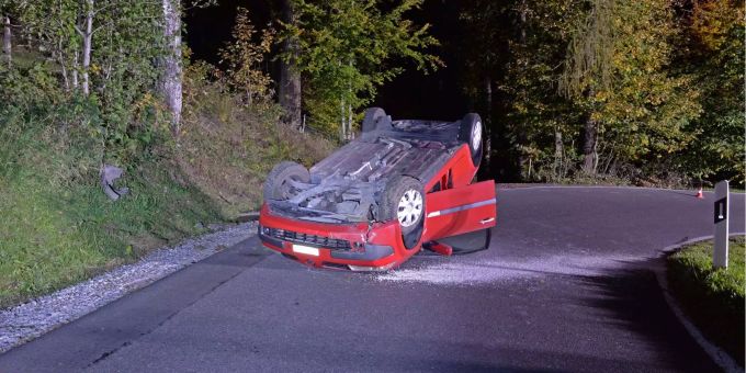 Fahrer bleibt unverletzt - Auto überschlägt sich in Kriens-Obernau LU