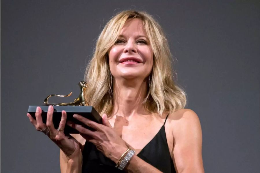 Die Schauspielerin Meg Ryan hält den «Leopard Club Award» in den Händen.