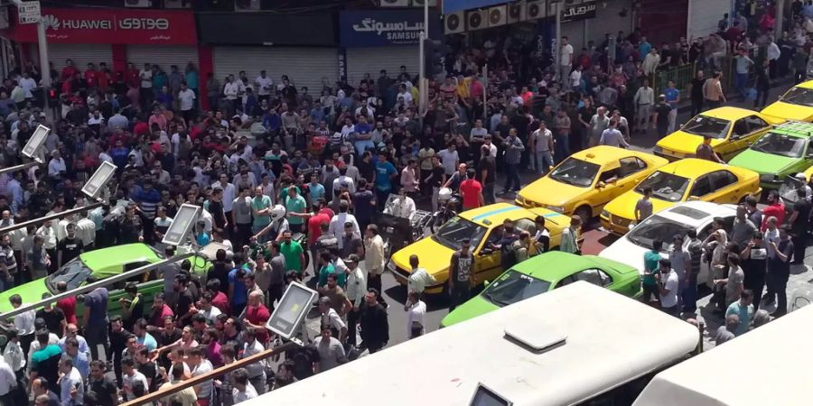 Im Iran protestieren zahlreiche Menschen aus Sorge um die wirtschaftliche Situation.