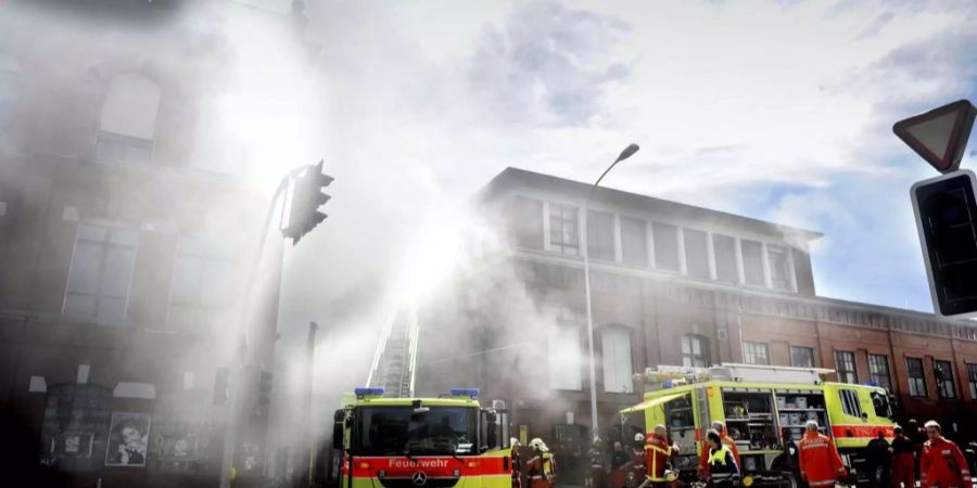 2011 brach in den Ateliers der Roten Fabrik ein Feuer aus, das einen Teil der Ateliers komplett zerstörte.