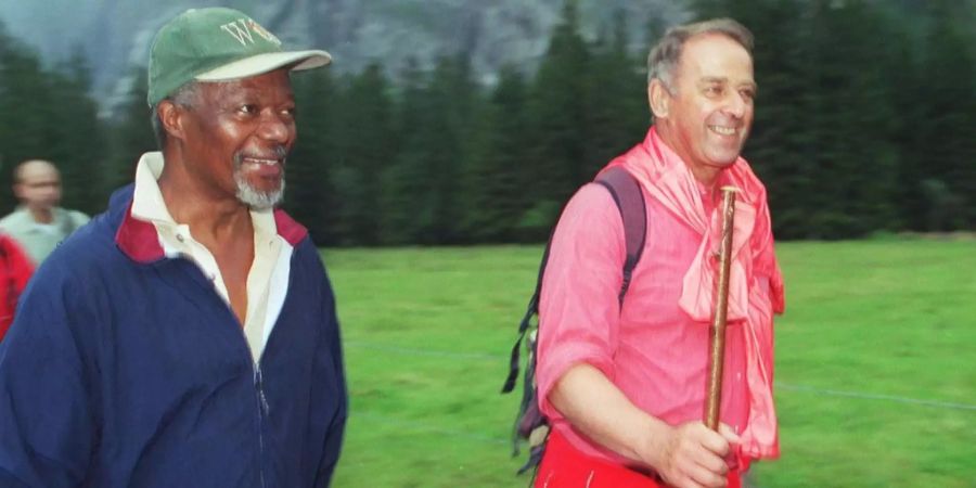 Kofi Annan und alt Bundesrat Adolf Ogi auf gemeinsamer Wanderung in der Nähe von Kandersteg.