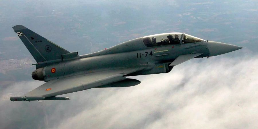 Ein Eurofighter der spanischen Luftwaffe überfliegt die Militärbasis Moron de la Frontera.