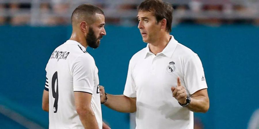 Real Madrids Trainer Julen Lopetegui (rechts) bespricht sich mit Stürmer Karim Benzema.