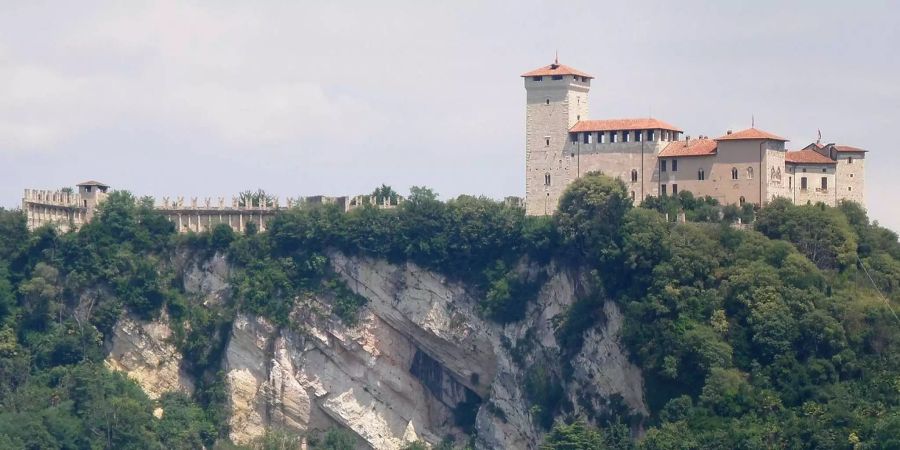 Das Schloss auf einem Berg bei Varese.