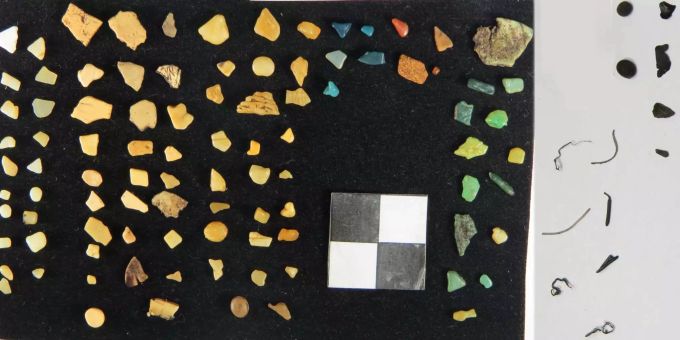 Plastik-Teilchen aus dem Magen eines Weihnachts-Sturmtauchers (Vogel des subtropischen Pazifiks), der tot auf der Insel Salas y Gómez (CHL) gefunden wurde. Plastik-Teilchen aus dem Magen eines Weihnachts-Sturmtauchers (Vogel des subtropischen Pazifiks), der tot auf der Insel Salas y Gómez (CHL) gefunden wurde.