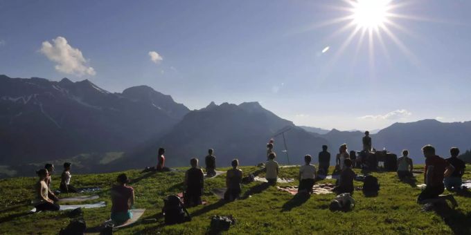 Sonnenuntergangs- und Sonnenaufgangs-Yoga am Härzlisee bei Engelberg. Sonnenuntergangs- und Sonnenaufgangs-Yoga am Härzlisee bei Engelberg.