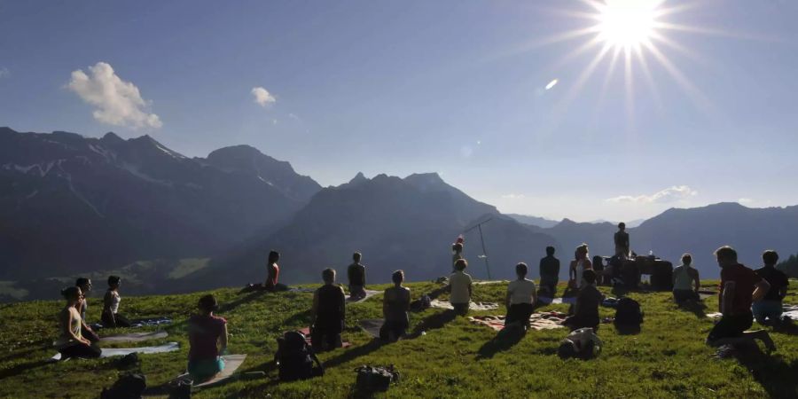 Sonnenuntergangs- und Sonnenaufgangs-Yoga am Härzlisee bei Engelberg.