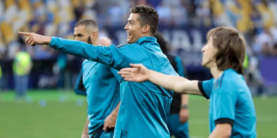 Modric (Vordergrund) trauert Ronaldo hinterher.