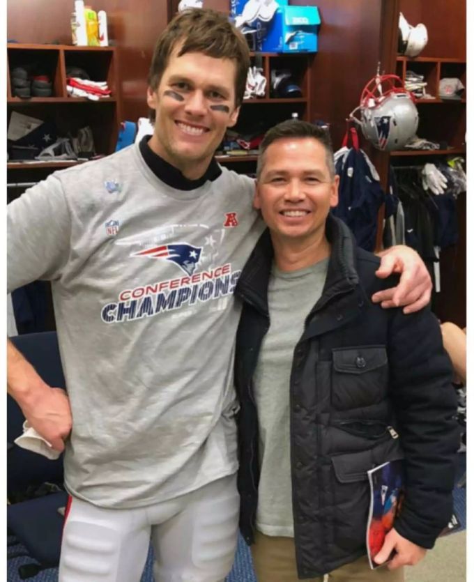 Alex Guerrero (rechts) mit Tom Brady (links). Alex Guerrero (rechts) mit Tom Brady (links).