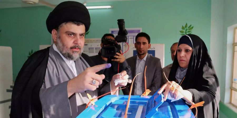 Der Wahlsieger Iraks Moktada al-Sadr an einer Urne.