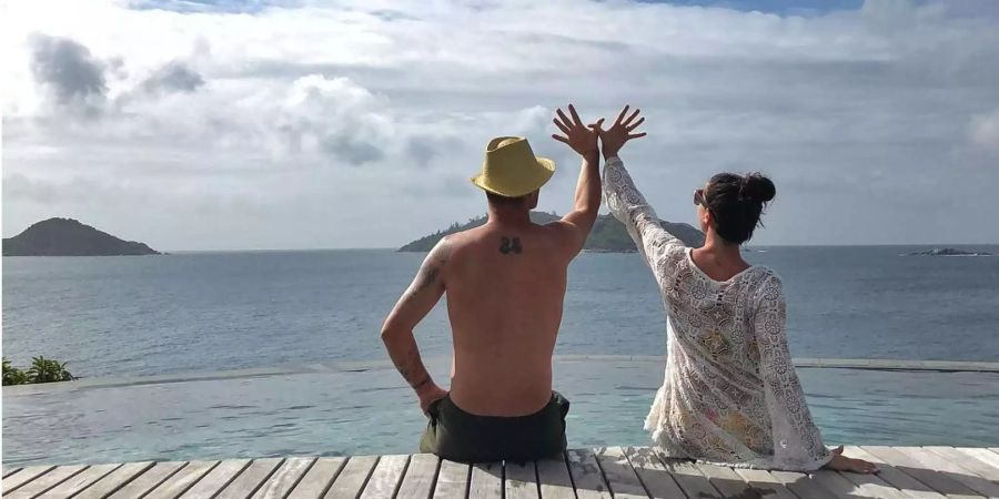 Granit Xhaka und Frau Leonita zeigen auch am Strand den Doppeladler.