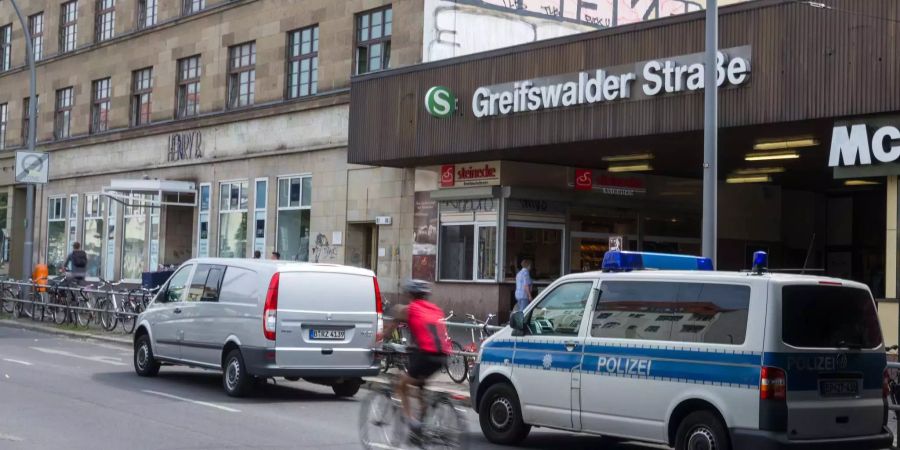 Tatort Berlin: Am S-Bahnhof «Greifswalder Strasse» wurden am Samstagmorgen zwei Mexikaner schwer verletzt.