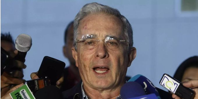 Nach Rücktritt - Ex Präsident Uribe weist Vorwürfe zurück
