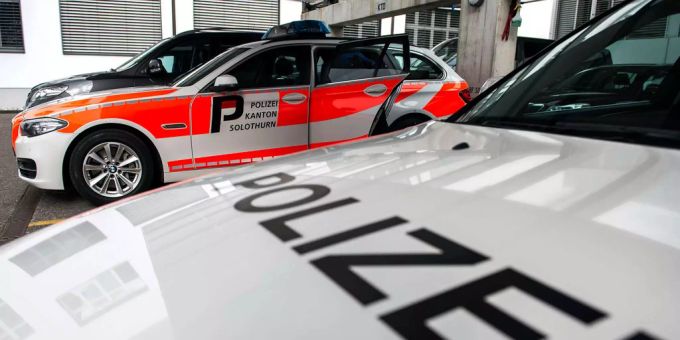 Zwei Autos der Kantonspolizei Solothurn. radfahrer