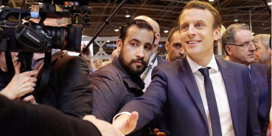 Alexandre Benalla (l.) war bis zu seiner Suspendierung der Bodyguard des französischen Präsidenten Emmanuel Macron.