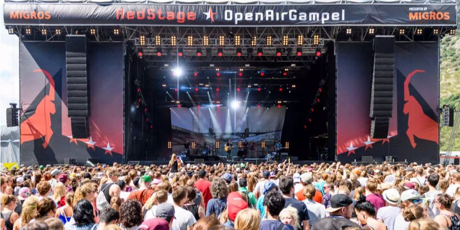 Hunderte Besucher drängen sich beim Konzert von Bastian Baker am 33. Open Air Gampel zur Bühne.