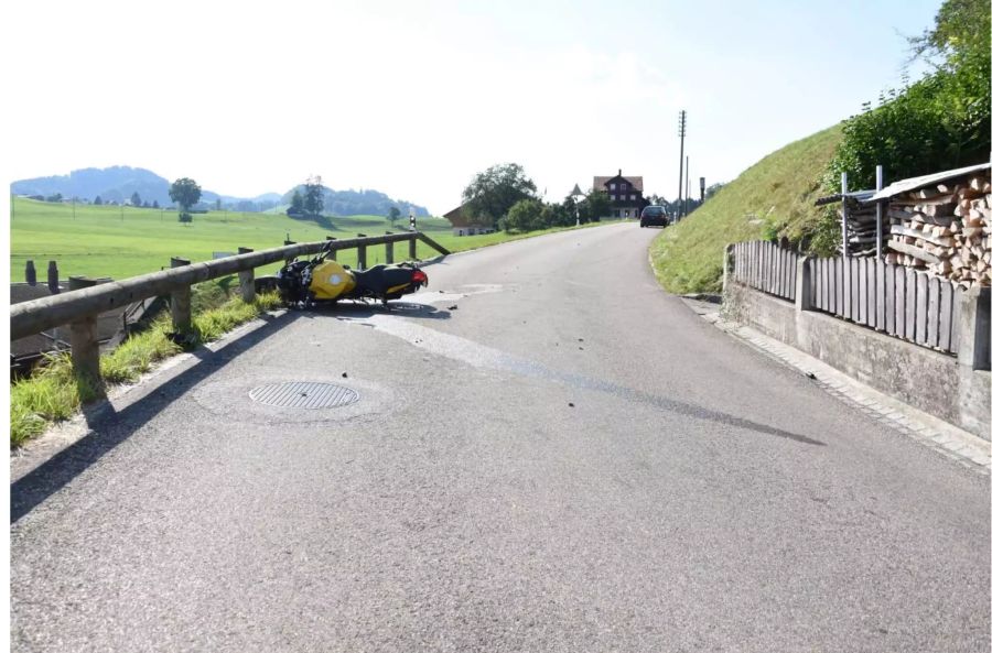 Der Motorradfahrer musste ins Spital gebracht werden - Kapo St. Gallen