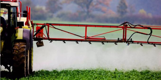 Pro Jahr werden 2200 Tonnen an Pflanzenschutzmitteln in der Schweiz versprüht. Pro Jahr werden 2200 Tonnen an Pflanzenschutzmitteln in der Schweiz versprüht.