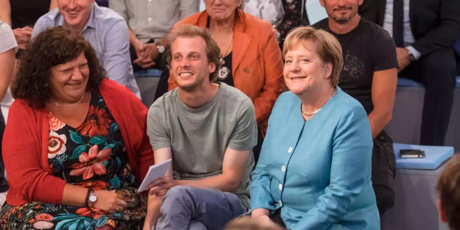 Bundeskanzlerin Angela Merkel (r.) sitzt vor der Diskussionsrunde mit eingeladenen Teilnehmern beim Bürgerdialog zur Zukunft Europas in Jena (D) im Publikum.