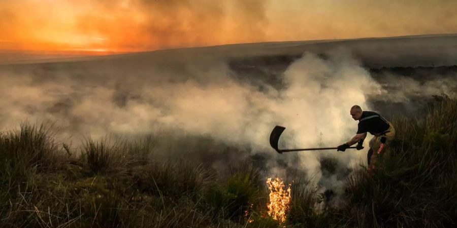 Jedes Mittel ist recht – Hauptsache, es löscht die Flammen.