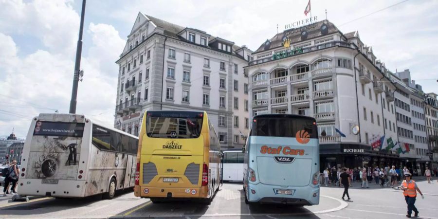 Hinzu kommen die vielen Uhrengeschäfte, die am Schwanenplatz liegen.