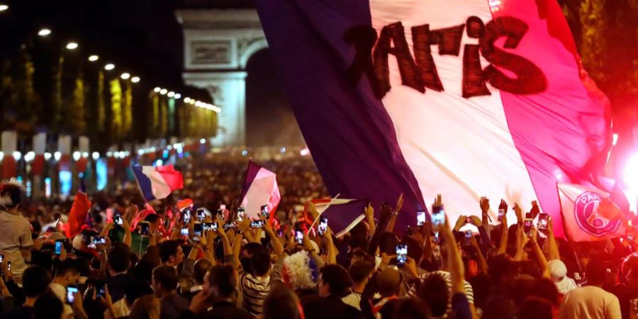 Fans sangen die französische Nationalhymne, die Marseillaise, und riefen im Chor: «Wir sind im Finale!»