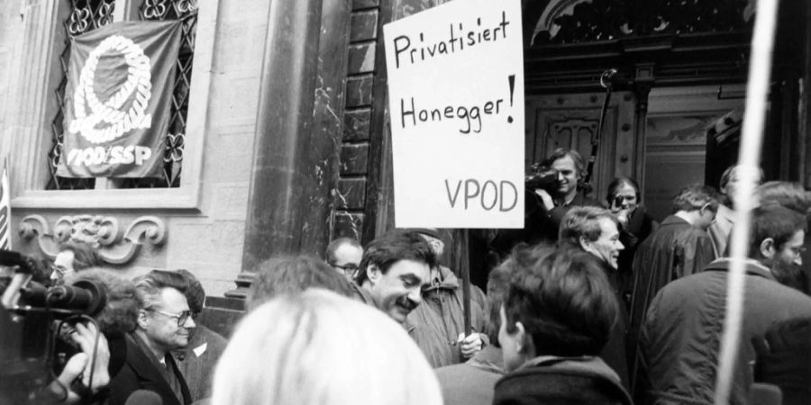 Relikt der Vergangenheit? Anlaesslich der Budgetberatung des Zuercher Kantonsrats findet am 11. Dezember 1995 vor dem Zürcher Rathaus eine Kundgebung von Frauenorganisationen und der VPOD-Sektion gegen die faktische Abschaffung des Gleichstellungsbüros statt.