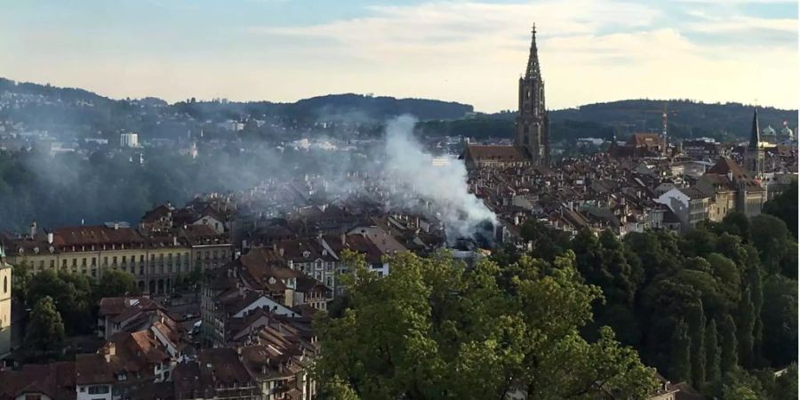 Dichter Rauch über der Berner Altstadt am Montagabend.