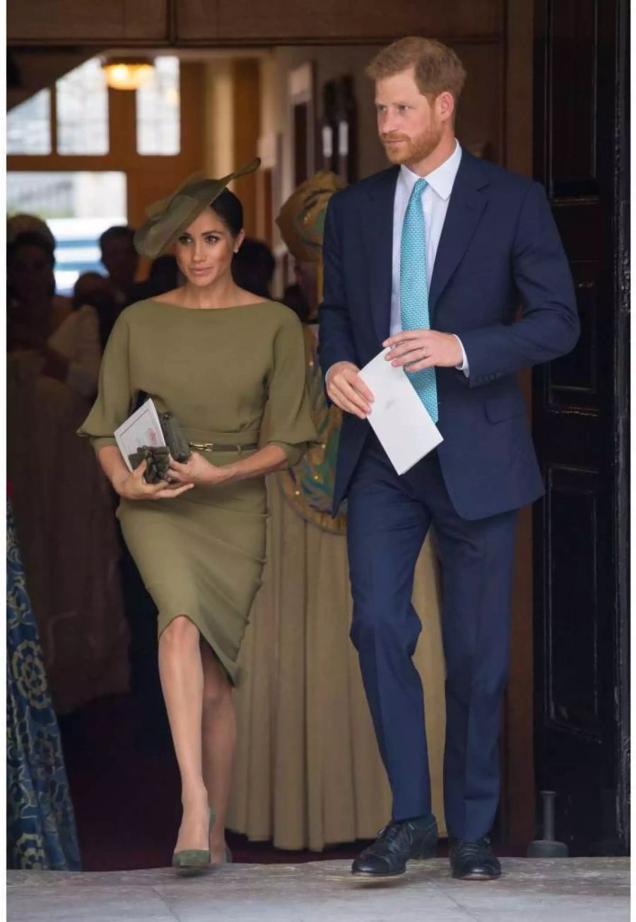 An der Taufe von Prinz Louis begeisterte Meghan in einem olivgrünem Kleid von Ralph Lauren.