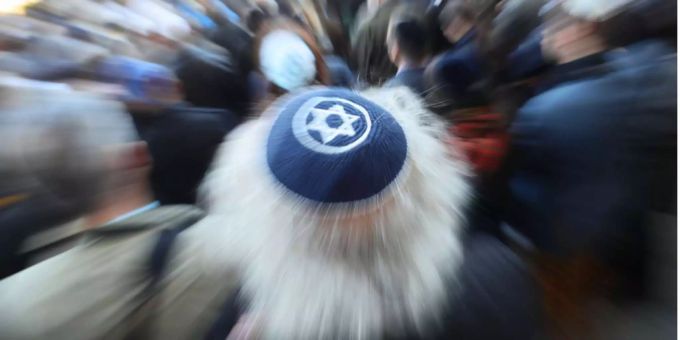 Die Wiener Polizei hat einen Verdächtigen nach einem Angriff auf Passanten, darunter ein Kippa-Täger, festgenommen. Die Wiener Polizei hat einen Verdächtigen nach einem Angriff auf Passanten, darunter ein Kippa-Täger, festgenommen.