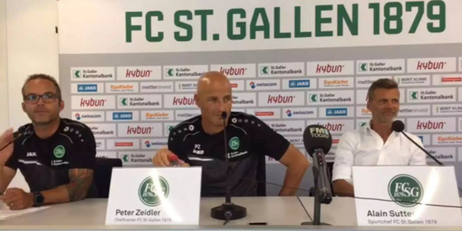 St. Gallen-Trainer Peter Zeidler während der Pressekonferenz.