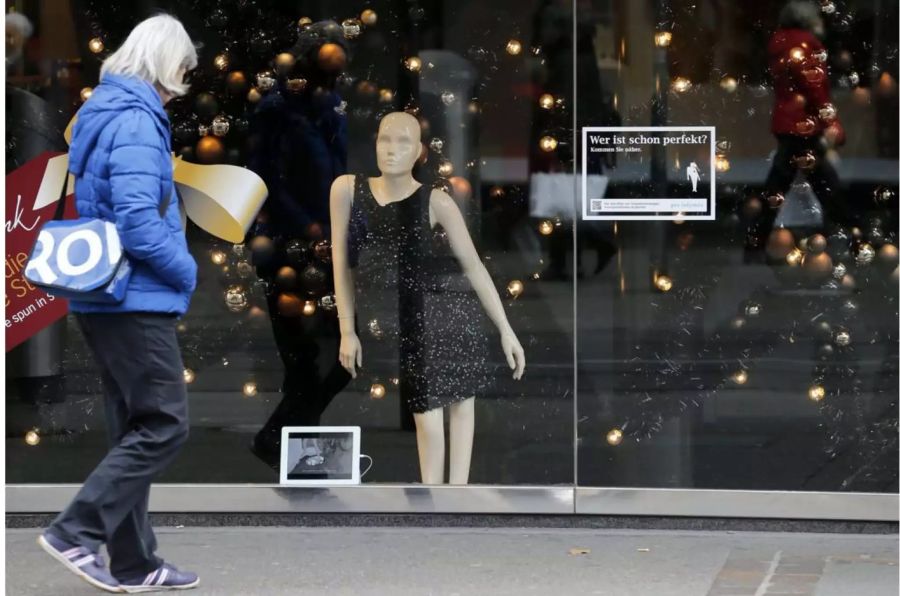 Pro Infirmis Kampagne mit behinderten Schaufensterpuppen an der Zürcher Bahnhofstrasse - Keystone