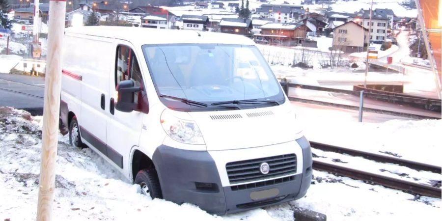 Beim Bahnübergang an der Stachelbergstrasse im Glarner Linthal wäre es fast zur Zugentgleisung gekommen.