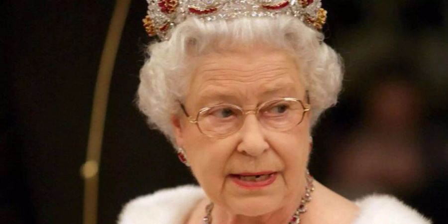 Wegen einer Indiskretion hat Queen Elizabeth II ihrem Büstenhalter-Lieferanten gekündigt.